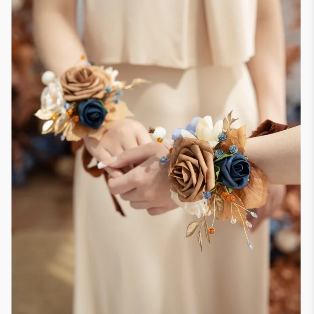 Lings moment wrist shoulder  corsages and BOUTONNIERES - Picture 9 of 15
